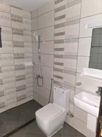 للإيجار السنوي شقة غرفتين و صالة فيها بلكونة مساحة واسعة أول ساكن في عجمان منطقة الجرف 2 قريب من مدرسة منار الإيمان : Image 6