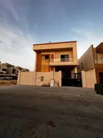 للايجار فيلا بالياسمين 5 غرف ماستر كلها بيها كباتات صاله ماستر كبيرة جداً مع حوش كبير وتكيف مركزي : Image 1