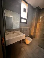 للايجار فيلا بالياسمين 5 غرف ماستر كلها بيها كباتات صاله ماستر كبيرة جداً مع حوش كبير وتكيف مركزي : Image 5