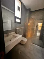 للايجار فيلا بالياسمين 5 غرف ماستر كلها بيها كباتات صاله ماستر كبيرة جداً مع حوش كبير وتكيف مركزي : Image 6