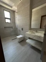 للبيع فيلا في امارة الشارقة منطقة الحوشي بتصميم مودرن ، حجر بالكامل تتكون من 4 غرف نوم ماستر وصالتين ومطبخ جاهز بكامل الأدوات الكهربائية وغرفة خدامة وغرفة للغسيل : Image 5