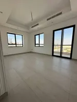 للبيع فيلا في امارة الشارقة منطقة الحوشي بتصميم مودرن ، حجر بالكامل تتكون من 4 غرف نوم ماستر وصالتين ومطبخ جاهز بكامل الأدوات الكهربائية وغرفة خدامة وغرفة للغسيل : Image 6