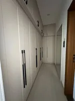 للبيع فيلا في امارة الشارقة منطقة الحوشي بتصميم مودرن ، حجر بالكامل تتكون من 4 غرف نوم ماستر وصالتين ومطبخ جاهز بكامل الأدوات الكهربائية وغرفة خدامة وغرفة للغسيل : Image 7