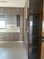 للبيع فيلا في امارة الشارقة منطقة الحوشي بتصميم مودرن ، حجر بالكامل تتكون من 4 غرف نوم ماستر وصالتين ومطبخ جاهز بكامل الأدوات الكهربائية وغرفة خدامة وغرفة للغسيل : Image 8