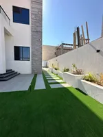 للبيع فيلا في امارة الشارقة منطقة الحوشي بتصميم مودرن ، حجر بالكامل تتكون من 4 غرف نوم ماستر وصالتين ومطبخ جاهز بكامل الأدوات الكهربائية وغرفة خدامة وغرفة للغسيل : Image 2