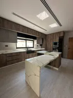 للبيع فيلا في امارة الشارقة منطقة الحوشي بتصميم مودرن ، حجر بالكامل تتكون من 4 غرف نوم ماستر وصالتين ومطبخ جاهز بكامل الأدوات الكهربائية وغرفة خدامة وغرفة للغسيل : Image 4