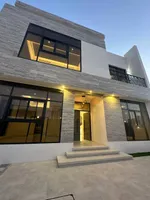 للبيع فيلا في الشارقة  منطقة الحوشي بتصميم مودرن تتكون من 5 غرف نوم ماستر وصالتين ومطبخ وغرفة خدامة وغرفة للغسيل : Image 2