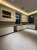 للبيع فيلا في الشارقة  منطقة الحوشي بتصميم مودرن تتكون من 5 غرف نوم ماستر وصالتين ومطبخ وغرفة خدامة وغرفة للغسيل : Image 4