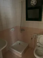 شقة غرفتين وصالة للايجار السنوي بعجمان، اول صف على الكورنيش : Image 3