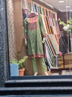 للبيع متجر خياطة مجهز بالكامل وأنيق للغاية تأشيرات 3 عمال ورخصة تجارية : Image 2