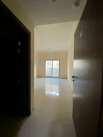 للإيجار شقة غرفتين وصالة ببلكونة في عجمان منطقة الروضة 3 شارع السلام : Image 1