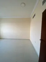 للإيجار شقة غرفتين وصالة ببلكونة في عجمان منطقة الروضة 3 شارع السلام : Image 3