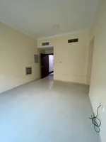 للإيجار شقة غرفتين وصالة ببلكونة في عجمان منطقة الروضة 3 شارع السلام : Image 5