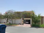 للبيع فيلا في الشارقة تقع في منطقة القرائن (3) مقابل حديقة طابقين تتكون من 5 غرف ماستر + صالتين + مطبخ + : Image 1
