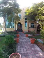 للبيع فيلا في الشارقة تقع في منطقة القرائن (3) مقابل حديقة طابقين تتكون من 5 غرف ماستر + صالتين + مطبخ + : Image 3