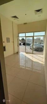 ? للإيجار: محلات في الروضة 2 : Image 1