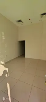 ? للإيجار: محلات في الروضة 2 : Image 4