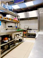 مطعم مجهز بالكامل للبيع في الروضة - موقع مميز بجانب شارع الشيخ عمار : Image 2