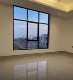 للبيع فيلا مودرن ملبسه بحجر بالشارقة تقع في منطقة الحوشيّ طابقين تتكون من 6غرف ماستر + صالتين +مجلس +مغاسل +غرفه الطعام +مطبخين : Image 6