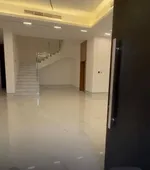 للبيع فيلا مودرن ملبسه بحجر بالشارقة تقع في منطقة الحوشيّ طابقين تتكون من 6غرف ماستر + صالتين +مجلس +مغاسل +غرفه الطعام +مطبخين : Image 3