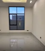 للبيع فيلا مودرن ملبسه بحجر بالشارقة تقع في منطقة الحوشيّ طابقين تتكون من 6غرف ماستر + صالتين +مجلس +مغاسل +غرفه الطعام +مطبخين : Image 4