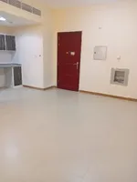 استديو مساحه واسعه تاني ساكن للايجار السنوي في المويهات 3  علي مخرج دبي والشارقه : Image 8