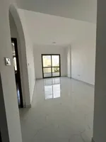 للإيجار شقة غرفة و صالة ببلكونة تكيف مركزي 2 حمام أول ساكن في عجمان منطقة الروضة 2 سهل المخرج للدبي : Image 1