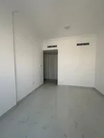 للإيجار شقة غرفة و صالة ببلكونة تكيف مركزي 2 حمام أول ساكن في عجمان منطقة الروضة 2 سهل المخرج للدبي : Image 3