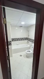 غرفتين وصالة منفصلة بثلاث حمامات مساحات كبيرة وتشطيبات جديدة بالكامل بكورنيش عجمان : Image 6