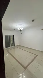 غرفتين وصالة منفصلة بثلاث حمامات مساحات كبيرة وتشطيبات جديدة بالكامل بكورنيش عجمان : Image 7