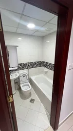 غرفتين وصالة منفصلة بثلاث حمامات مساحات كبيرة وتشطيبات جديدة بالكامل بكورنيش عجمان : Image 8