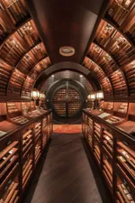 محل تجاري فاخر ضمن فندق ماريوت – موقع استراتيجي مقابل شارع حصة : Image 2