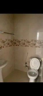 شقه غرفه وصاله مع بلكون تاني ساكن للايجار السنوي بالنعيميه 2 : Image 4