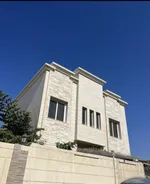 للبيع فيلا في الشارقة تقع في منطقة الفشت ثاني قطعة من الشارع العام طابقين تتكون من 4 غرف 1 منها ماستر + مطبخ + صالة + غرفة خادمة + حمام، نوع تكييف الهواء المركزية بمساحة الأرض 2669 قدم مربع 247.96 متر مربع مطلوب بسعر 1650000 مليون درهم اماراتي (MUR.  : Image 1