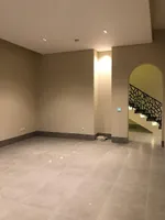 للبيع فيلا مسار سنديان طابقين تتكون من 4 غرف ماستر 5 حمامات صالة مجلس غرفة الطعام غرفة خادمة حوش حجم كبير : Image 3