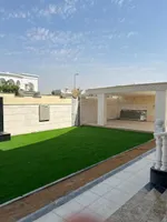 للبيع فيلا بالشارقة تقع في منطقة الحوشي سوبر ديلوكس  تصميم فخم تكيف مركزي  بحجر منطقة الحوشي اول ساكن طابقين تتكون من: 5 غرف نوم ماستر كبار+بلكون+ 9 الحمامات +خزائن على الحائط+ مجلس حجم كبير+غرف طعام+صالتين : Image 5