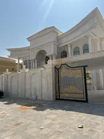 للبيع فيلا بالشارقة تقع في منطقة الحوشي سوبر ديلوكس  تصميم فخم تكيف مركزي  بحجر منطقة الحوشي اول ساكن طابقين تتكون من: 5 غرف نوم ماستر كبار+بلكون+ 9 الحمامات +خزائن على الحائط+ مجلس حجم كبير+غرف طعام+صالتين : Image 1