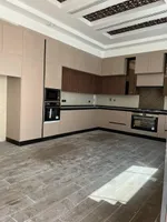 للبيع فيلا بالشارقة تقع في منطقة الحوشي سوبر ديلوكس  تصميم فخم تكيف مركزي  بحجر منطقة الحوشي اول ساكن طابقين تتكون من: 5 غرف نوم ماستر كبار+بلكون+ 9 الحمامات +خزائن على الحائط+ مجلس حجم كبير+غرف طعام+صالتين : Image 7