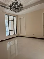 للبيع فيلا بالشارقة تقع في منطقة الحوشي سوبر ديلوكس  تصميم فخم تكيف مركزي  بحجر منطقة الحوشي اول ساكن طابقين تتكون من: 5 غرف نوم ماستر كبار+بلكون+ 9 الحمامات +خزائن على الحائط+ مجلس حجم كبير+غرف طعام+صالتين : Image 8