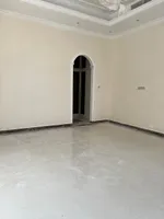 للبيع فيلا بالشارقة تقع في منطقة الحوشي سوبر ديلوكس  تصميم فخم تكيف مركزي  بحجر منطقة الحوشي اول ساكن طابقين تتكون من: 5 غرف نوم ماستر كبار+بلكون+ 9 الحمامات +خزائن على الحائط+ مجلس حجم كبير+غرف طعام+صالتين : Image 2