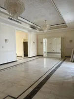 للبيع فيلا بالشارقة تقع في منطقة الحوشي سوبر ديلوكس  تصميم فخم تكيف مركزي  بحجر منطقة الحوشي اول ساكن طابقين تتكون من: 5 غرف نوم ماستر كبار+بلكون+ 9 الحمامات +خزائن على الحائط+ مجلس حجم كبير+غرف طعام+صالتين : Image 4