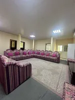 للإيجار فيلا في امارة  ام القيوين منطقة السلمة  تتكون من 7 غرف نوم ماستر وصالتين  ومجلس  و مطبخين   وغرفة غسيل وغرفة خادمة    حديقة خارجية ومظلة سيارات      مساحة الارض 30000 قدم مربع : Image 2