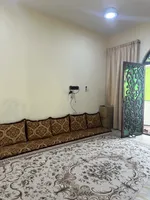 للإيجار فيلا في امارة  ام القيوين منطقة السلمة  تتكون من 7 غرف نوم ماستر وصالتين  ومجلس  و مطبخين   وغرفة غسيل وغرفة خادمة    حديقة خارجية ومظلة سيارات      مساحة الارض 30000 قدم مربع : Image 3