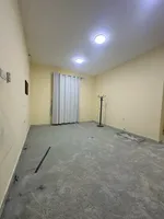 للإيجار فيلا في امارة  ام القيوين منطقة السلمة  تتكون من 7 غرف نوم ماستر وصالتين  ومجلس  و مطبخين   وغرفة غسيل وغرفة خادمة    حديقة خارجية ومظلة سيارات      مساحة الارض 30000 قدم مربع : Image 4