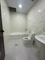 للإيجار فيلا في امارة  ام القيوين منطقة السلمة  تتكون من 7 غرف نوم ماستر وصالتين  ومجلس  و مطبخين   وغرفة غسيل وغرفة خادمة    حديقة خارجية ومظلة سيارات      مساحة الارض 30000 قدم مربع : Image 5