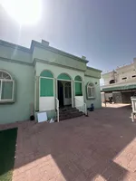 للإيجار فيلا في امارة  ام القيوين منطقة السلمة  تتكون من 7 غرف نوم ماستر وصالتين  ومجلس  و مطبخين   وغرفة غسيل وغرفة خادمة    حديقة خارجية ومظلة سيارات      مساحة الارض 30000 قدم مربع : Image 1