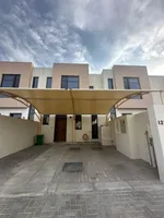 للإيجار فيلا في امارة  الشارقة  منطقة الرقيبة (نسمه)  تتكون من 2 غرف نوم ماستر وصاله  و مطبخ   وغرفة غسيل وستور وغرفة خادمة    وحديقة خارجية ومظلة سيارات      تكفي لسيارتين : Image 1