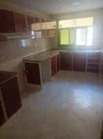 غرفه وصاله للايجار السنوي  مساحه واسعه تكييف مركزي قريبه من مخرج دبي والشارقه : Image 6