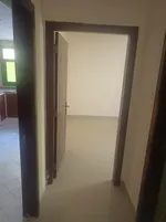 غرفه وصاله للايجار السنوي  مساحه واسعه تكييف مركزي قريبه من مخرج دبي والشارقه : Image 4