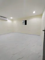 للايجار شقه في فيلا اول ساكن غرفه صاله حمام مطبخ تكيف سبليت باركن سياره شامل ماء كهرباء انترنت صيانه ب 2600 شهري الموقع فلج هزاع منيزله : Image 1